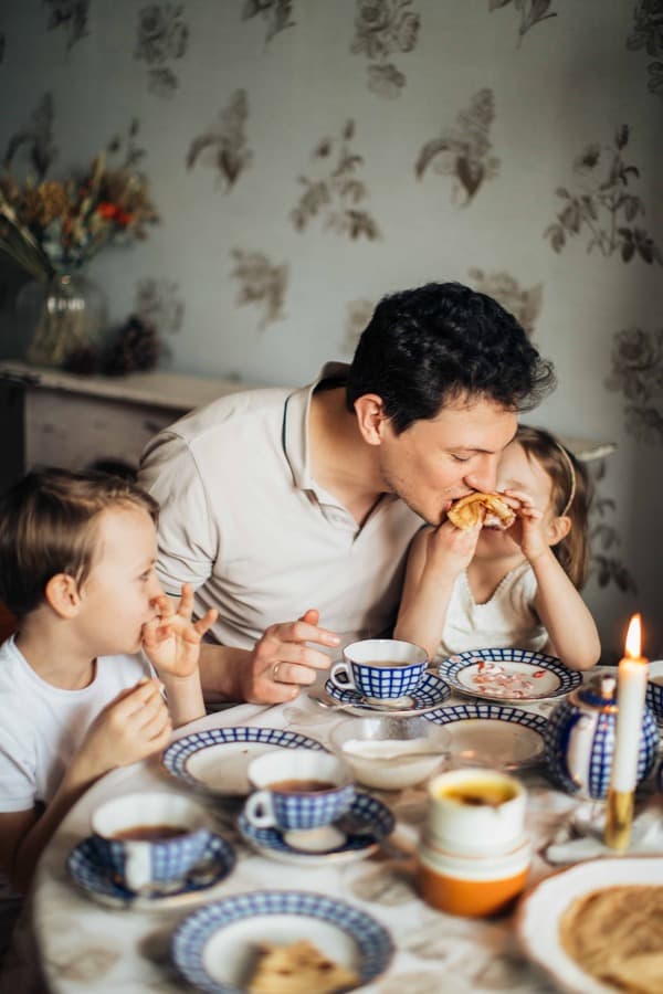 dad-eating-breakfast-family